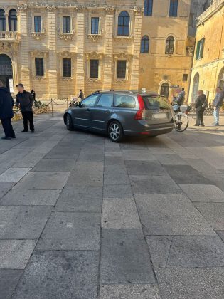 Lecce, le auto che deturpano la bellezza in piazza Duomo: diventi un’isola pedonale - Corriere Salentino