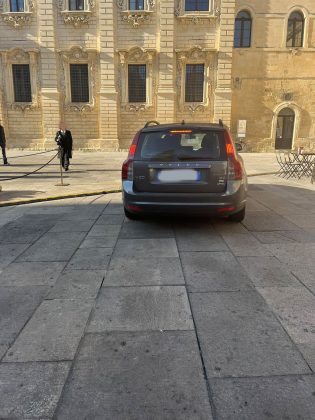 Lecce, le auto che deturpano la bellezza in piazza Duomo: diventi un’isola pedonale - Corriere Salentino