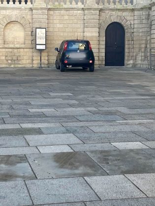 Lecce, le auto che deturpano la bellezza in piazza Duomo: diventi un’isola pedonale - Corriere Salentino