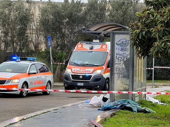 Tragedia alle porte di Lecce: clochard trovato privo di vita sotto la pensilina del bus - Corriere Salentino