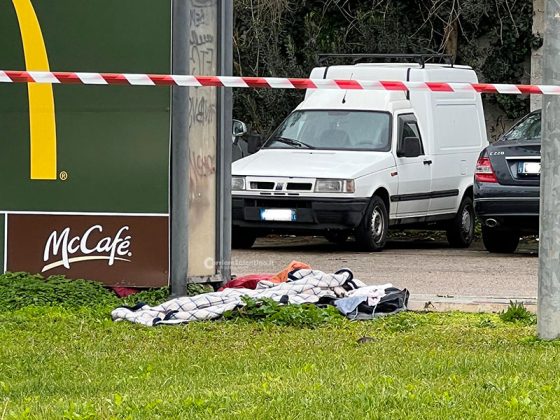 Tragedia alle porte di Lecce: clochard trovato privo di vita sotto la pensilina del bus - Corriere Salentino