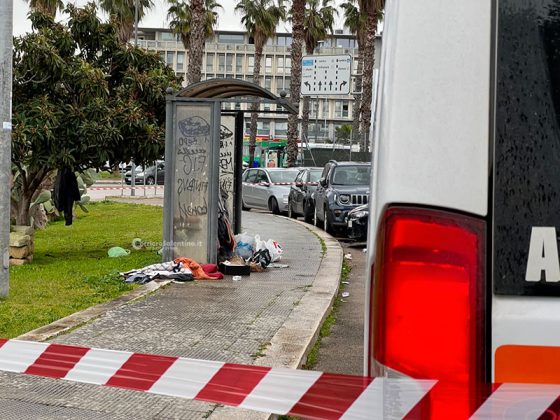 Tragedia alle porte di Lecce: clochard trovato privo di vita sotto la pensilina del bus - Corriere Salentino