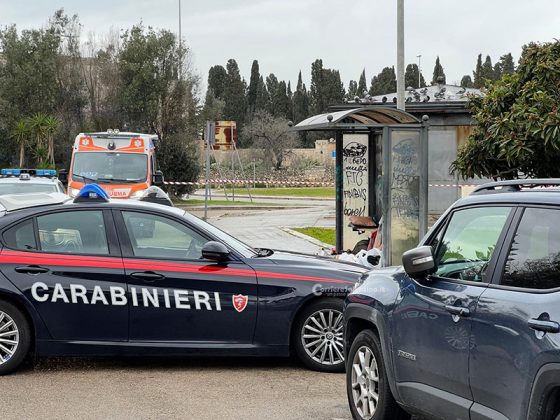 Tragedia alle porte di Lecce: clochard trovato privo di vita sotto la pensilina del bus - Corriere Salentino