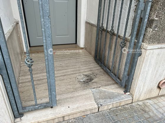 Spari nella notte contro un’abitazione: 9 colpi di pistola sul portone. A marzo un ordigno danneggiò auto e infissi - Corriere Salentino