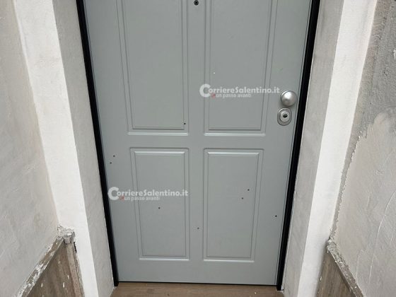 Spari nella notte contro un’abitazione: 9 colpi di pistola sul portone. A marzo un ordigno danneggiò auto e infissi - Corriere Salentino