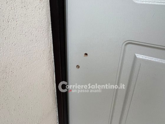 Spari nella notte contro un’abitazione: 9 colpi di pistola sul portone. A marzo un ordigno danneggiò auto e infissi - Corriere Salentino