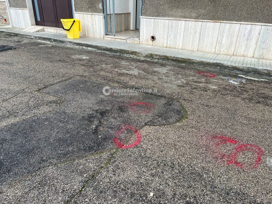 Spari nella notte contro un’abitazione: 9 colpi di pistola sul portone. A marzo un ordigno danneggiò auto e infissi - Corriere Salentino