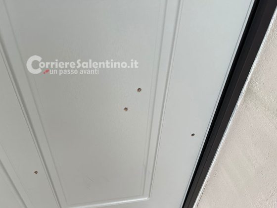 Spari nella notte contro un’abitazione: 9 colpi di pistola sul portone. A marzo un ordigno danneggiò auto e infissi - Corriere Salentino