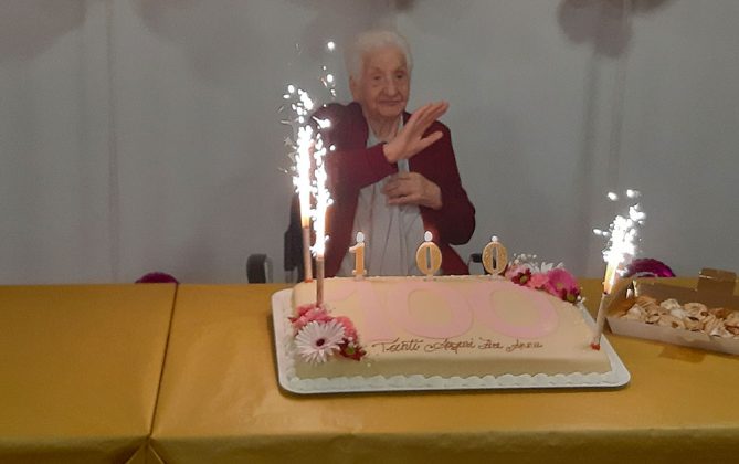 Nonna Anna festeggia 100 anni attorniata dall’affetto di nipoti e pronipoti - Corriere Salentino