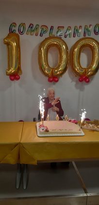 Nonna Anna festeggia 100 anni attorniata dall’affetto di nipoti e pronipoti - Corriere Salentino
