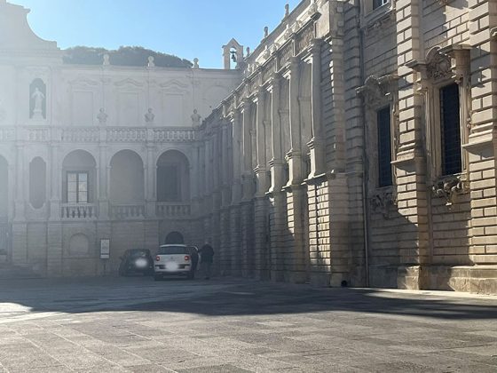 Lecce, le auto che deturpano la bellezza in piazza Duomo: diventi un’isola pedonale - Corriere Salentino