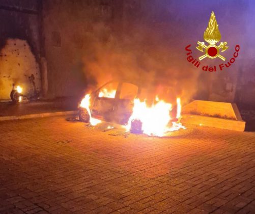 Incendio in periferia: fiamme avvolgono l'auto di un indagato. Bruciano anche due scooter - Corriere Salentino