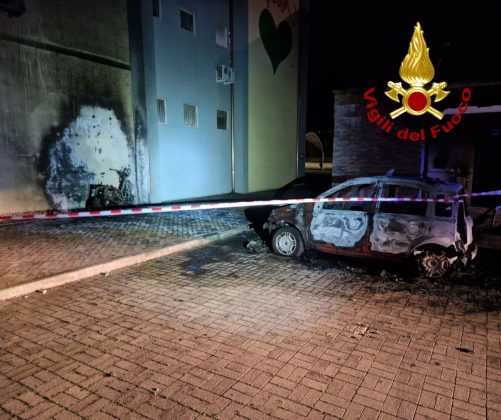 Incendio in periferia: fiamme avvolgono l'auto di un indagato. Bruciano anche due scooter - Corriere Salentino