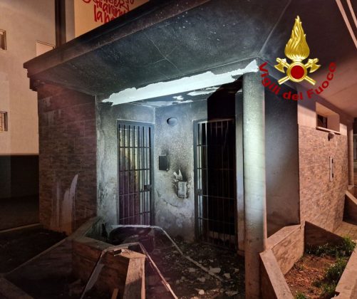 Incendio in periferia: fiamme avvolgono l'auto di un indagato. Bruciano anche due scooter - Corriere Salentino