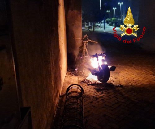 Incendio in periferia: fiamme avvolgono l'auto di un indagato. Bruciano anche due scooter - Corriere Salentino