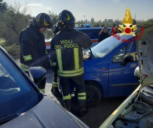 Mattinata di incidenti sulle strade salentine. Tre auto si scontrano sulla provinciale: un ferito - Corriere Salentino