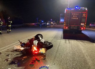 Schianto con lo scooter alla periferia di Lecce, due giovani portati al Fazzi con “codice rosso”