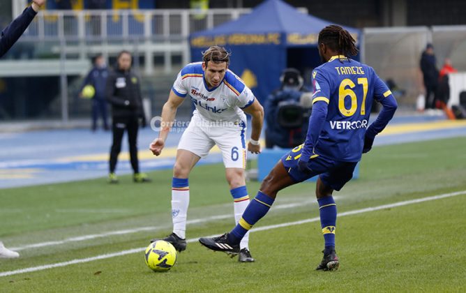 Al Bentegodi il Lecce perde l'imbattibilità ed anche Umtiti: sconfitta per 2 a 0, il francese esce dal campo in lacrime - Corriere Salentino