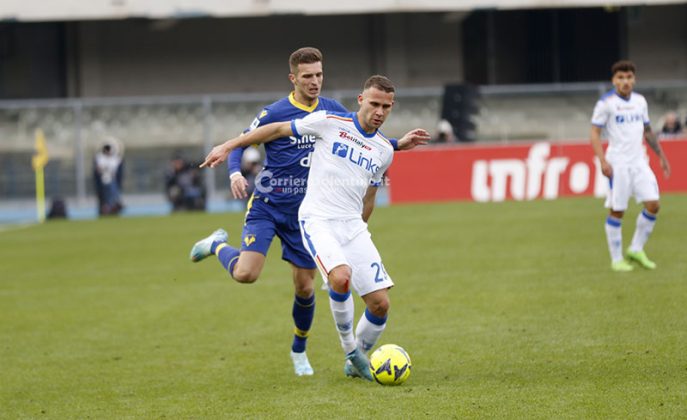 Al Bentegodi il Lecce perde l'imbattibilità ed anche Umtiti: sconfitta per 2 a 0, il francese esce dal campo in lacrime - Corriere Salentino