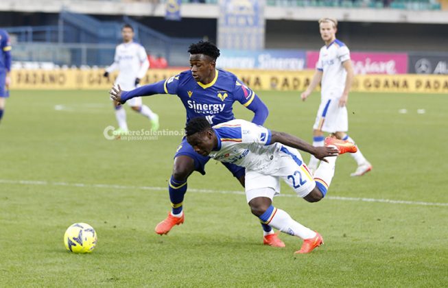 Al Bentegodi il Lecce perde l'imbattibilità ed anche Umtiti: sconfitta per 2 a 0, il francese esce dal campo in lacrime - Corriere Salentino