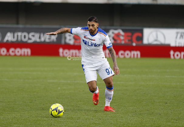 Al Bentegodi il Lecce perde l'imbattibilità ed anche Umtiti: sconfitta per 2 a 0, il francese esce dal campo in lacrime - Corriere Salentino