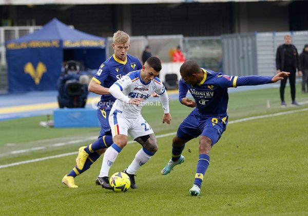 Al Bentegodi il Lecce perde l'imbattibilità ed anche Umtiti: sconfitta per 2 a 0, il francese esce dal campo in lacrime - Corriere Salentino