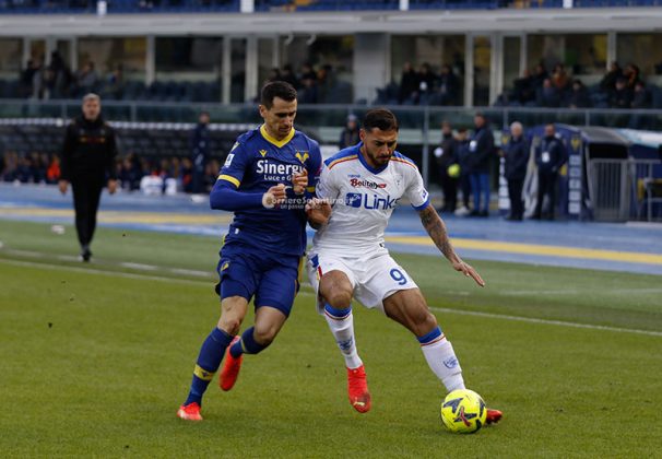 Al Bentegodi il Lecce perde l'imbattibilità ed anche Umtiti: sconfitta per 2 a 0, il francese esce dal campo in lacrime - Corriere Salentino