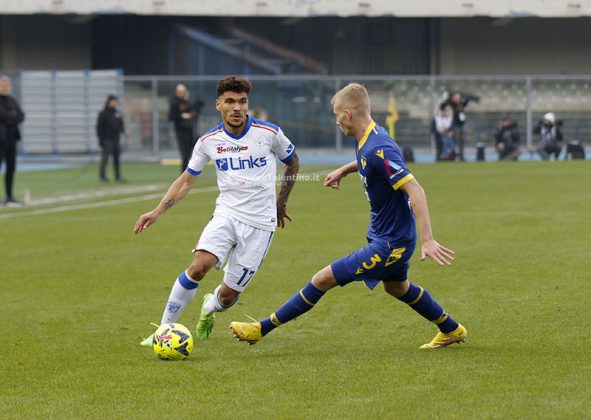 Al Bentegodi il Lecce perde l'imbattibilità ed anche Umtiti: sconfitta per 2 a 0, il francese esce dal campo in lacrime - Corriere Salentino