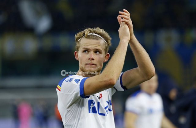 Al Bentegodi il Lecce perde l'imbattibilità ed anche Umtiti: sconfitta per 2 a 0, il francese esce dal campo in lacrime - Corriere Salentino