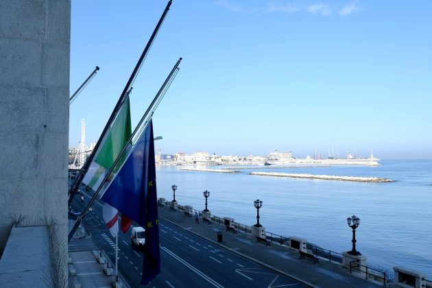 Lutto regionale in Puglia per le esequie di Benedetto XVI, bandiere a mezz'asta in Presidenza - Corriere Salentino