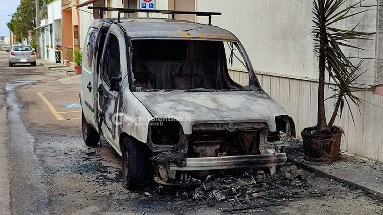 Bomba contro l’ingresso di casa di un autista del 118, poi l’incendio di un Doblò: notte insonne ad Ugento - Corriere Salentino