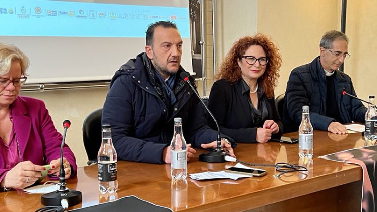 “Palpiti popolari. Radici sacre e Fuochi profani”, presentata oggi in Provincia la Fòcara di Novoli 2023 con il programma delle festività - Corriere Salentino