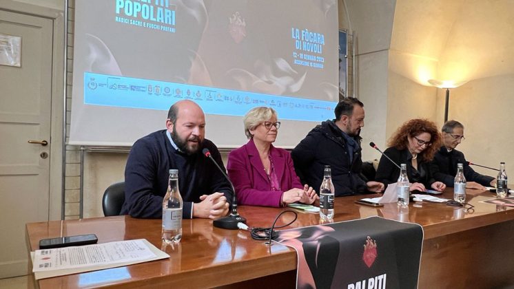 “Palpiti popolari. Radici sacre e Fuochi profani”, presentata oggi in Provincia la Fòcara di Novoli 2023 con il programma delle festività - Corriere Salentino