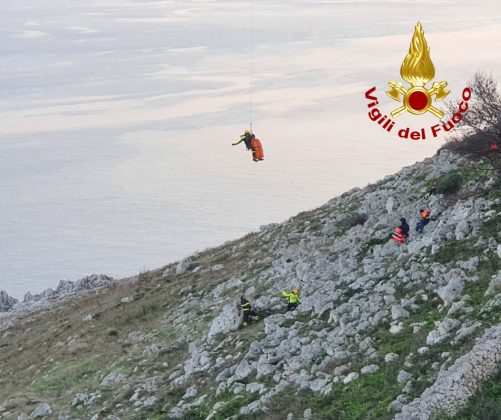 Scivola e cade sulla scogliera in un tratto impervio: tratto in salvo con l'elicottero - Corriere Salentino