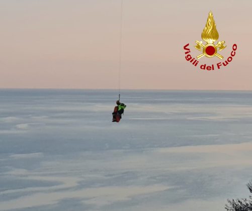 Scivola e cade sulla scogliera in un tratto impervio: tratto in salvo con l'elicottero - Corriere Salentino