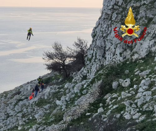 Scivola e cade sulla scogliera in un tratto impervio: tratto in salvo con l'elicottero - Corriere Salentino