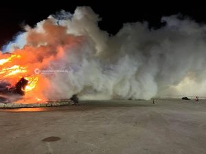 Allerta gialla per vento forte in Salento. Le raffiche colpiscono anche la Fòcara: paura in piazza - Corriere Salentino