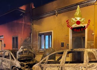 L’emergenza incendi nel Salento continua: nove auto in fiamme in soli 5 minuti