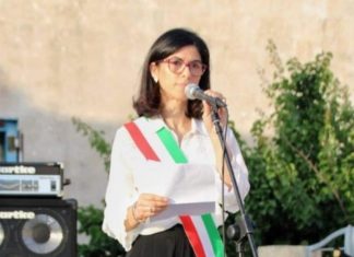 Collepasso, l’insulto: “Gode come donna solo quando fa querele”. Vecchio e Perrone si dissociano dagli insulti sessisti al sindaco durante il comizio dell’opposizione