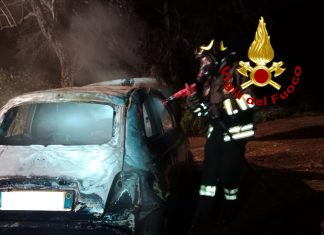 L’auto prende fuoco in movimento, paura a Galatina: mamma e figli escono dal mezzo prima che venga avvolto dal fuoco