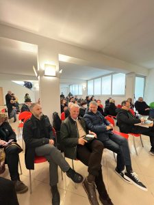 Bonaccini si impone in Puglia, ma nel leccese vince Elly Schlein e cambia la media nazionale: ora il voto aperto a tutti. A Lecce segretario Pd Romeo Russo - Corriere Salentino