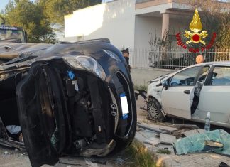 Prima l’impatto, poi una delle auto si ribalta: ferito estratto dalle lamiere. In codice rosso