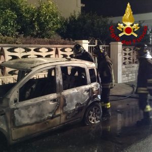 Incendio nella stessa via a distanza di una settimana: bruciano due auto - Corriere Salentino