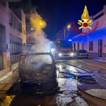 L’emergenza incendi nel Salento continua: nove auto in fiamme in soli 5 minuti - Corriere Salentino