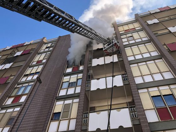Divampa incendio in un'abitazione, paura a Lecce: vigili del fuoco al lavoro, anziana soccorsa dal 118 - Corriere Salentino