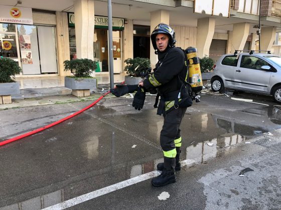 Divampa incendio in un'abitazione, paura a Lecce: vigili del fuoco al lavoro, anziana soccorsa dal 118 - Corriere Salentino