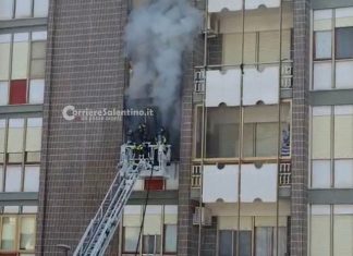 Divampa incendio in un’abitazione, paura a Lecce: vigili del fuoco al lavoro, anziana soccorsa dal 118