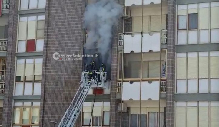 Divampa incendio in un'abitazione, paura a Lecce: vigili del fuoco al lavoro, anziana soccorsa dal 118 - Corriere Salentino