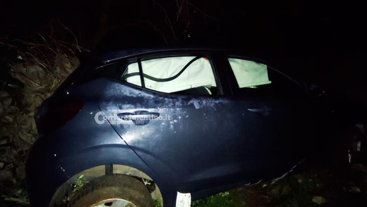 Auto sfonda il guardrail e precipita in un dirupo: miracolati gli occupanti, solo lievi ferite - Corriere Salentino