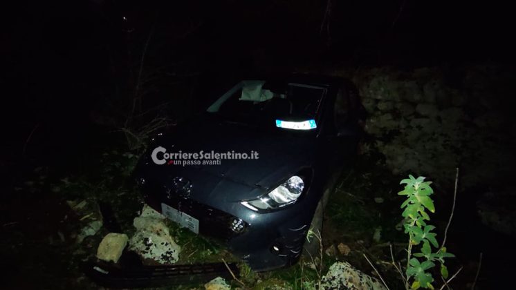 Auto sfonda il guardrail e precipita in un dirupo: miracolati gli occupanti, solo lievi ferite - Corriere Salentino